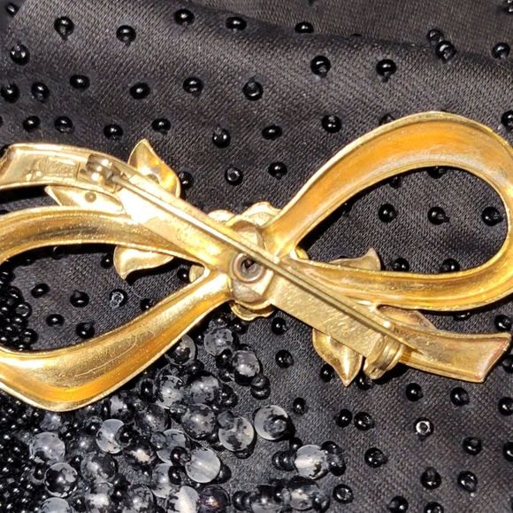 Coro Pegasus Gold Tone Ribbon Bow with Emerald Green Rhinestones - Picture 4 of 6